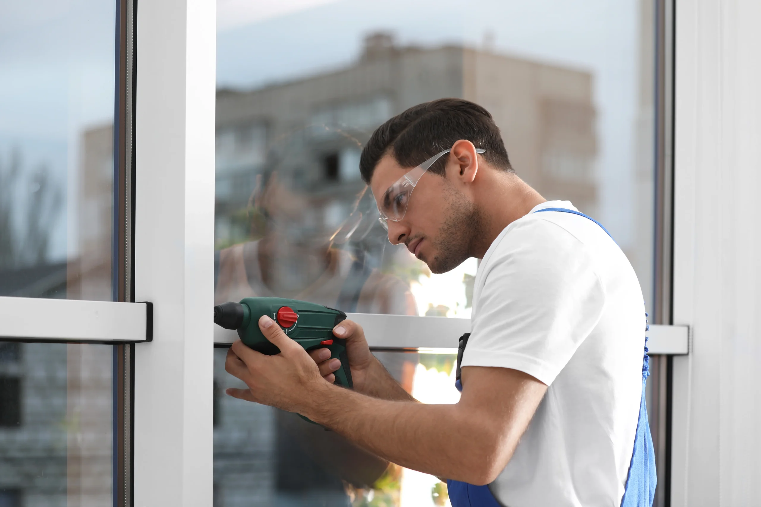 Tecnico fabbro al lavoro su una porta d'ingresso a Ferrara